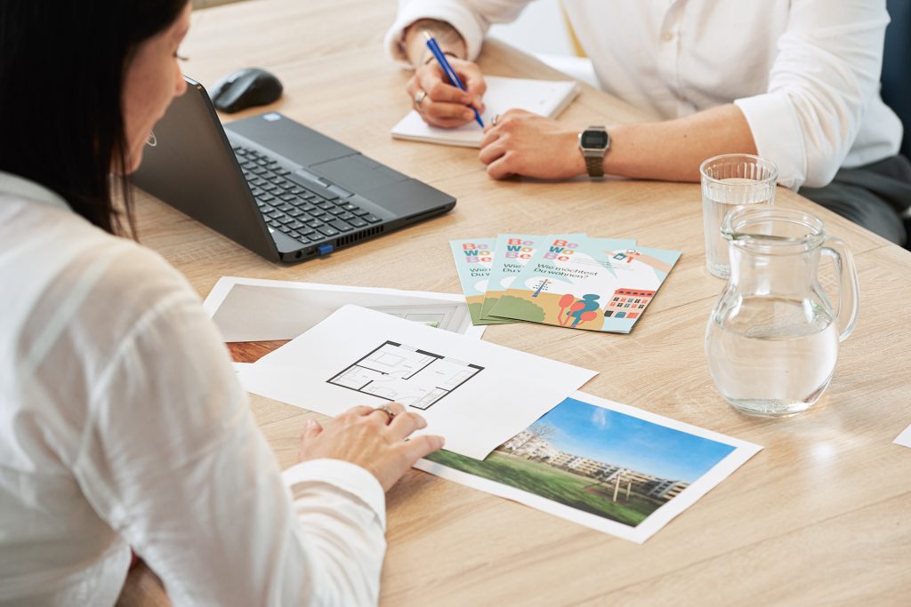 Beratungsgespräch mit zwei Personen an einem Besprechungstisch