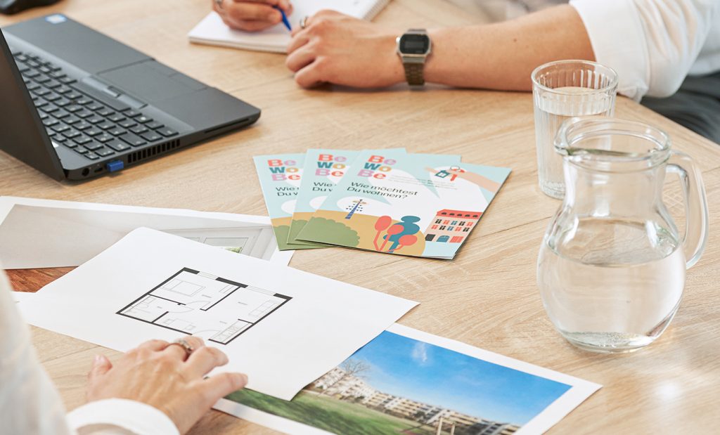 Beratungsgespräch mit zwei Personen an einem Besprechungstisch